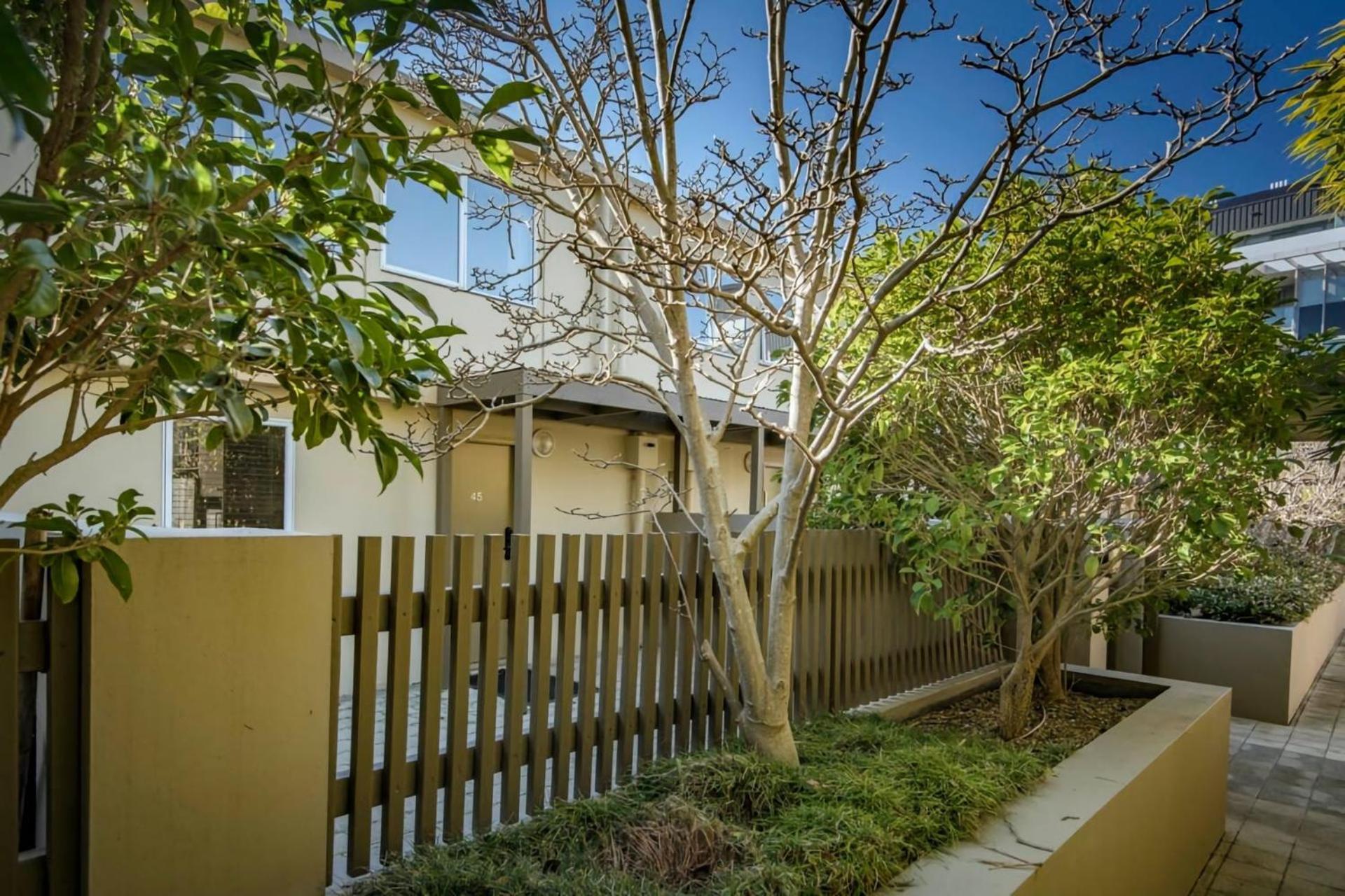 Beautiful 3 Bedroom Townhouse Located In Dickson Apartment *